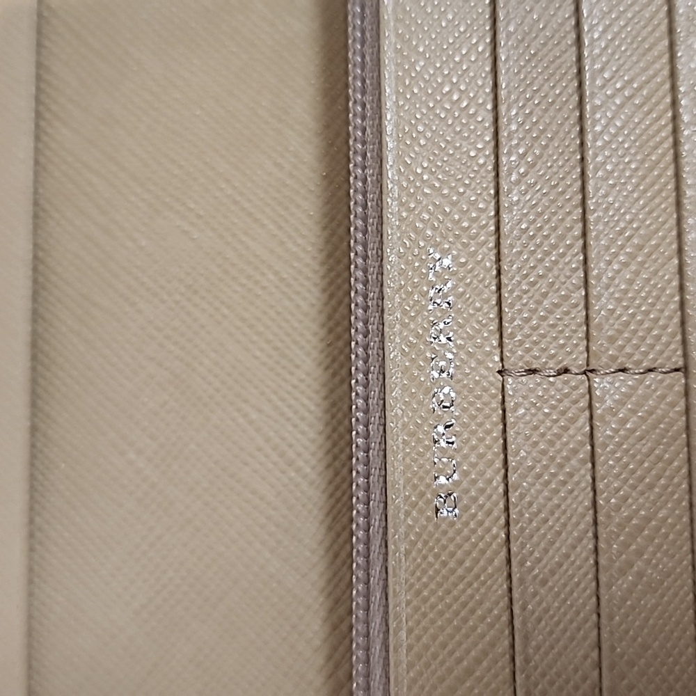 Burberry Long Wallet With Box - Picture 10 of 17
